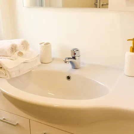 Moderno E In Posizione Strategica 2a アパート ウーディネ